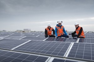 Eerste zonnedak voor Kingspan in Nederland 